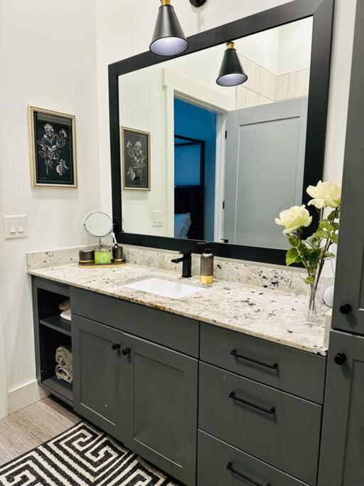 Apartment Free Parking - Midtown - Long Term Available